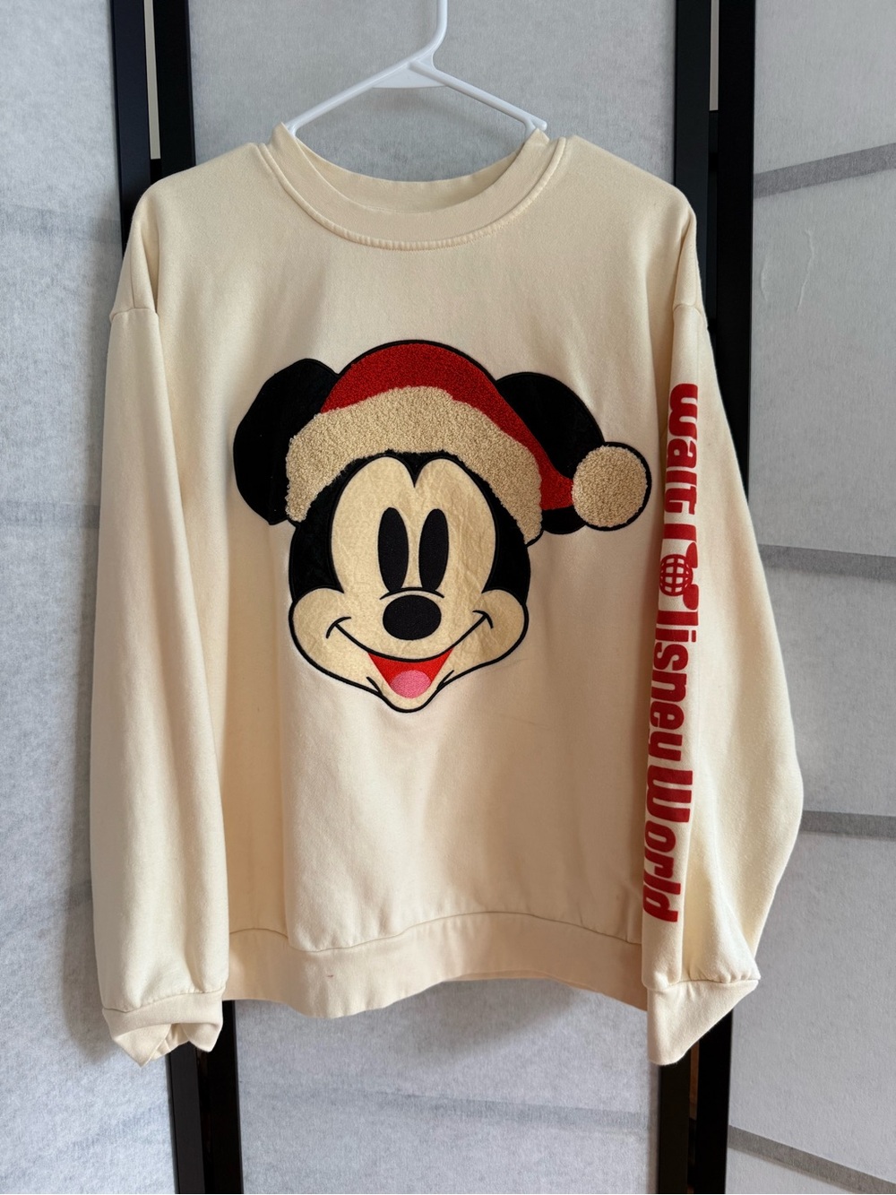 Disney Mickey Mouse Santa Sweatshirt Men’s M Cream Textured Appliqué Holiday